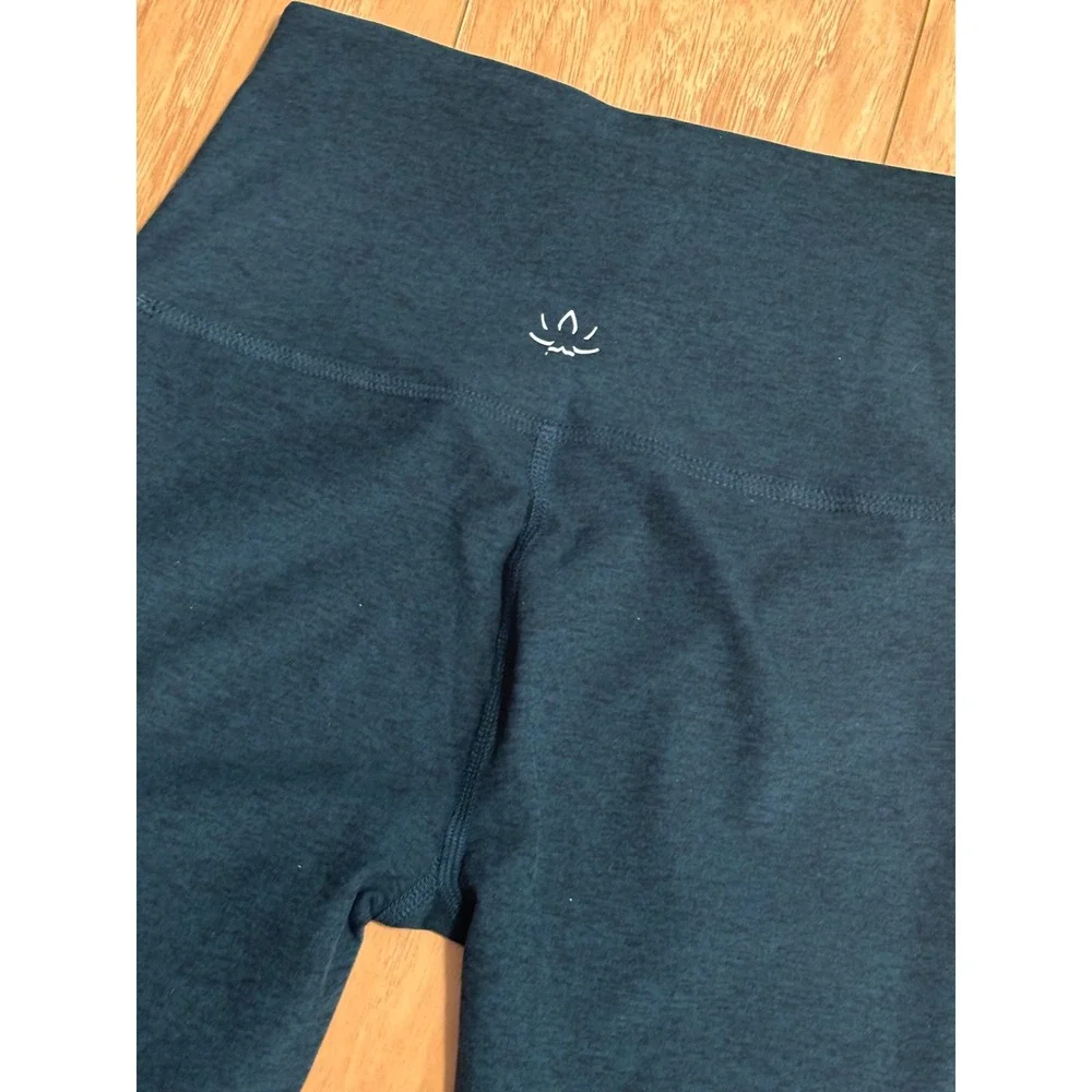 Beyond Yoga Caught in the Midi High Waist Medium Leggings NWT Dark Spruce Green